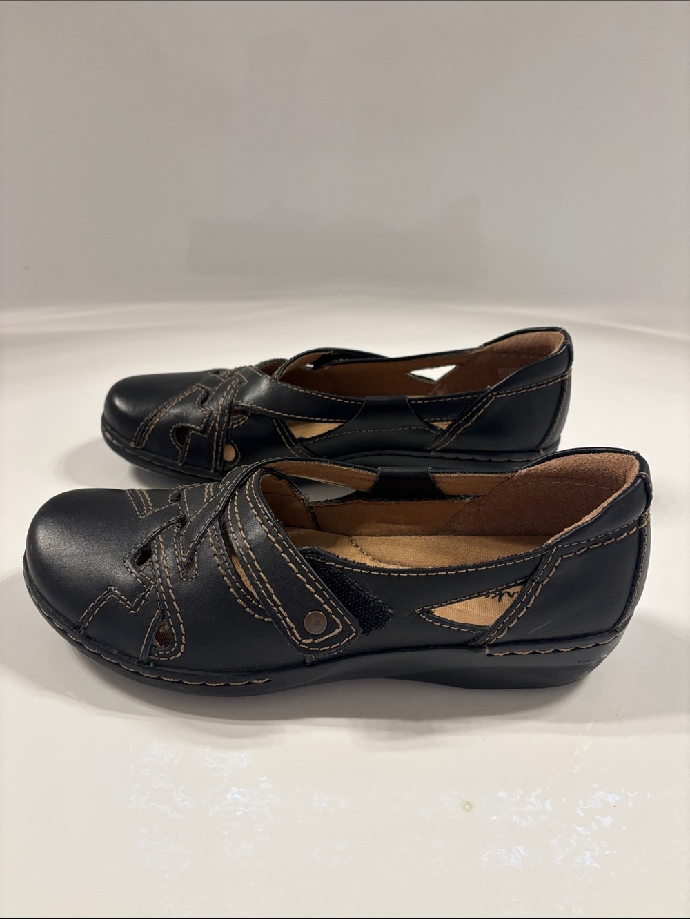 Clarks Black Leather Mary Jane Flats with Contrast Stitching - Picture 5 of 8